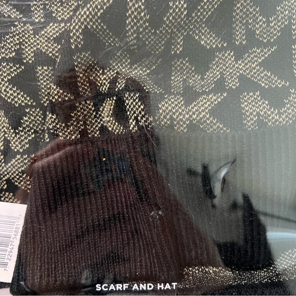 Designer Michael Kors scarf and beanie set - Picture 3 of 3